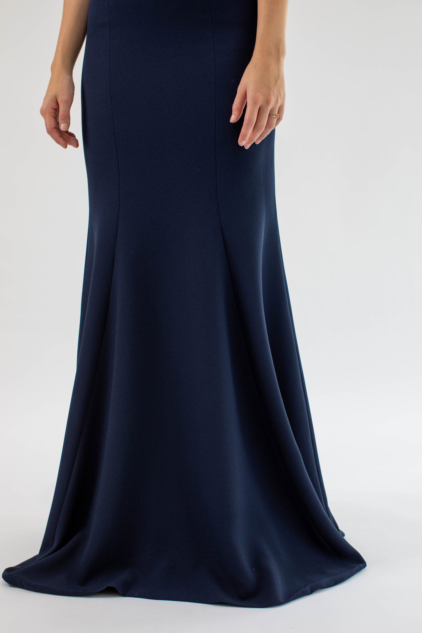 Bania vestido sirena, escote pico y espalda profunda que enmarca tu silueta. Un look elegante, dama de honor, mamá de la novia o invitada.