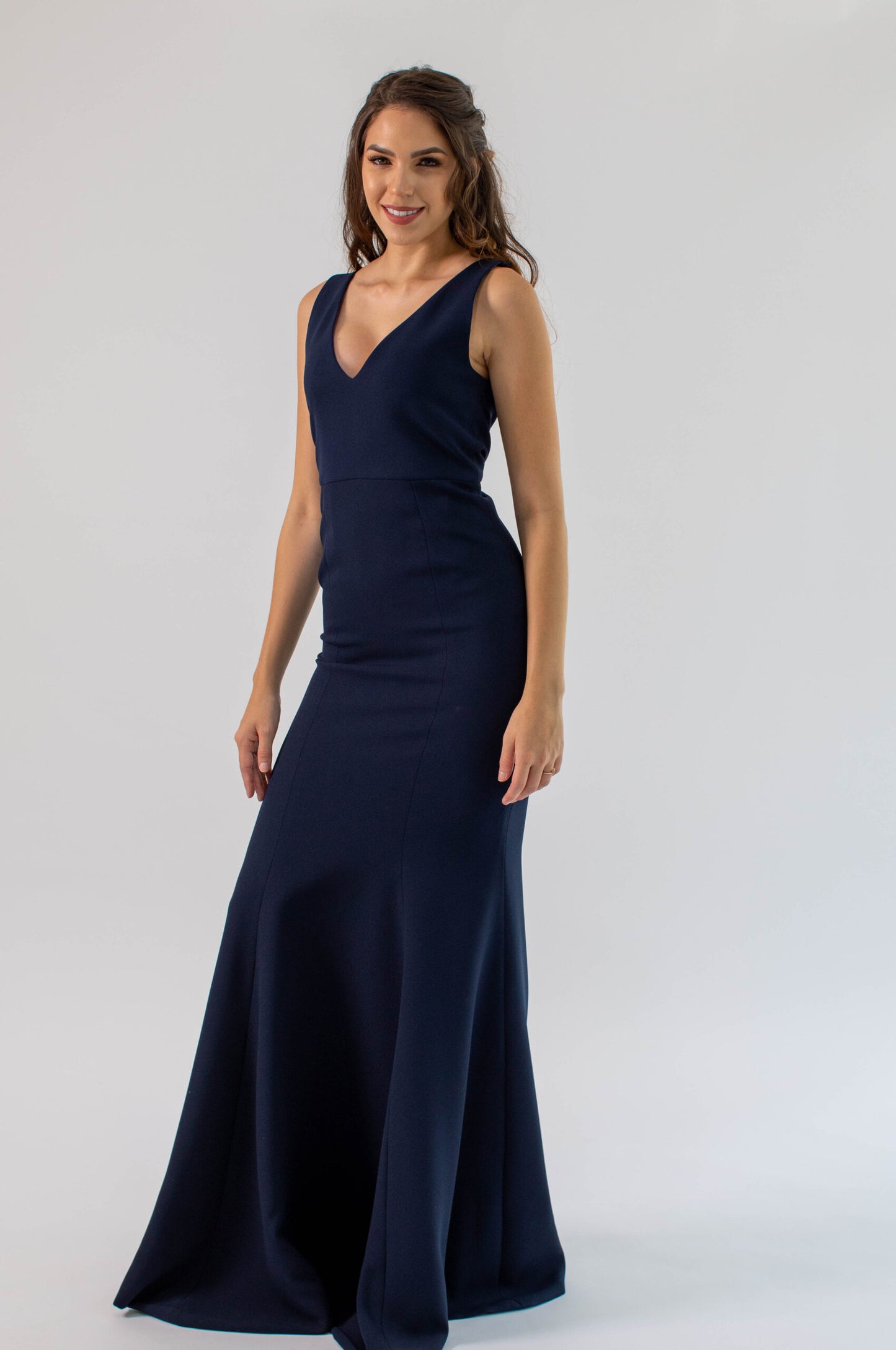Bania vestido sirena, escote pico y espalda profunda que enmarca tu silueta. Un look elegante, dama de honor, mamá de la novia o invitada.