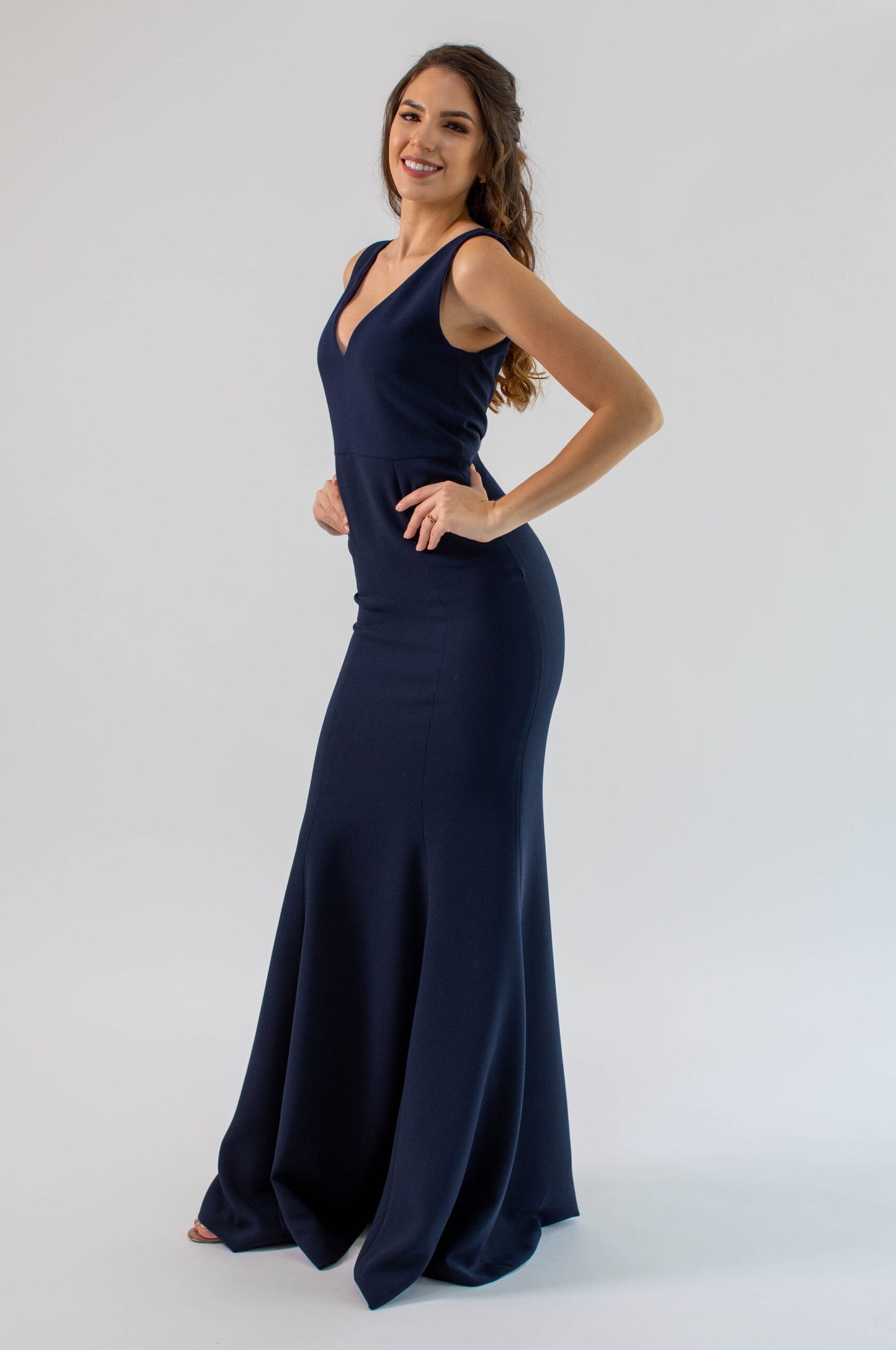 Bania vestido sirena, escote pico y espalda profunda que enmarca tu silueta. Un look elegante, dama de honor, mamá de la novia o invitada.