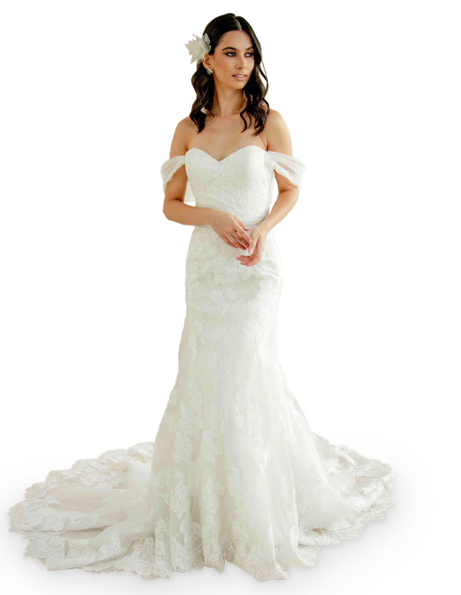 Carol vestido mangas tul falda sirena con top strapless de elegante escote corazón con encaje y aplicaciones. Mangas de tul aromáticas