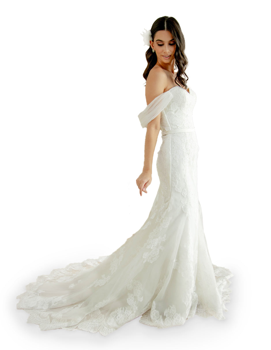 Carol vestido mangas tul falda sirena con top strapless de elegante escote corazón con encaje y aplicaciones. Mangas de tul aromáticas