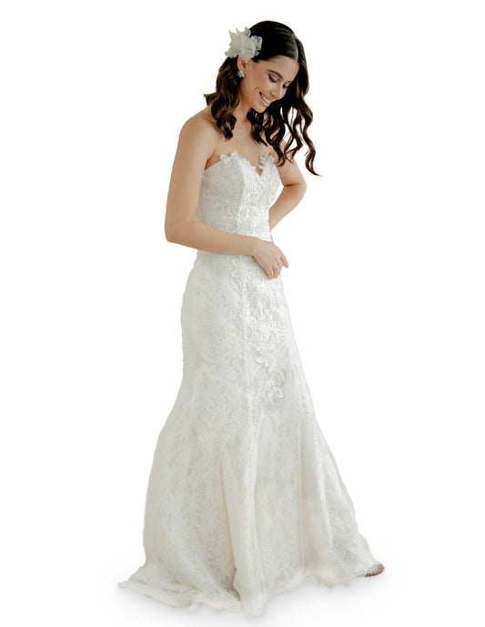 Ciara vestido encaje es ideal para una boda de día. Con falda recta y encaje bordado, este vestido strapless es un favorito de las novias.