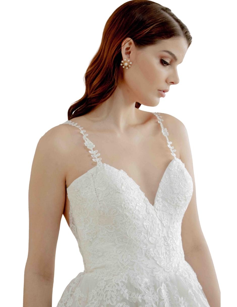 Clara vestido princesa de delicado encaje ideal para un look elegante. Escote corazón con tirantes spaghetti de encaje. Espalda baja espectacular.
