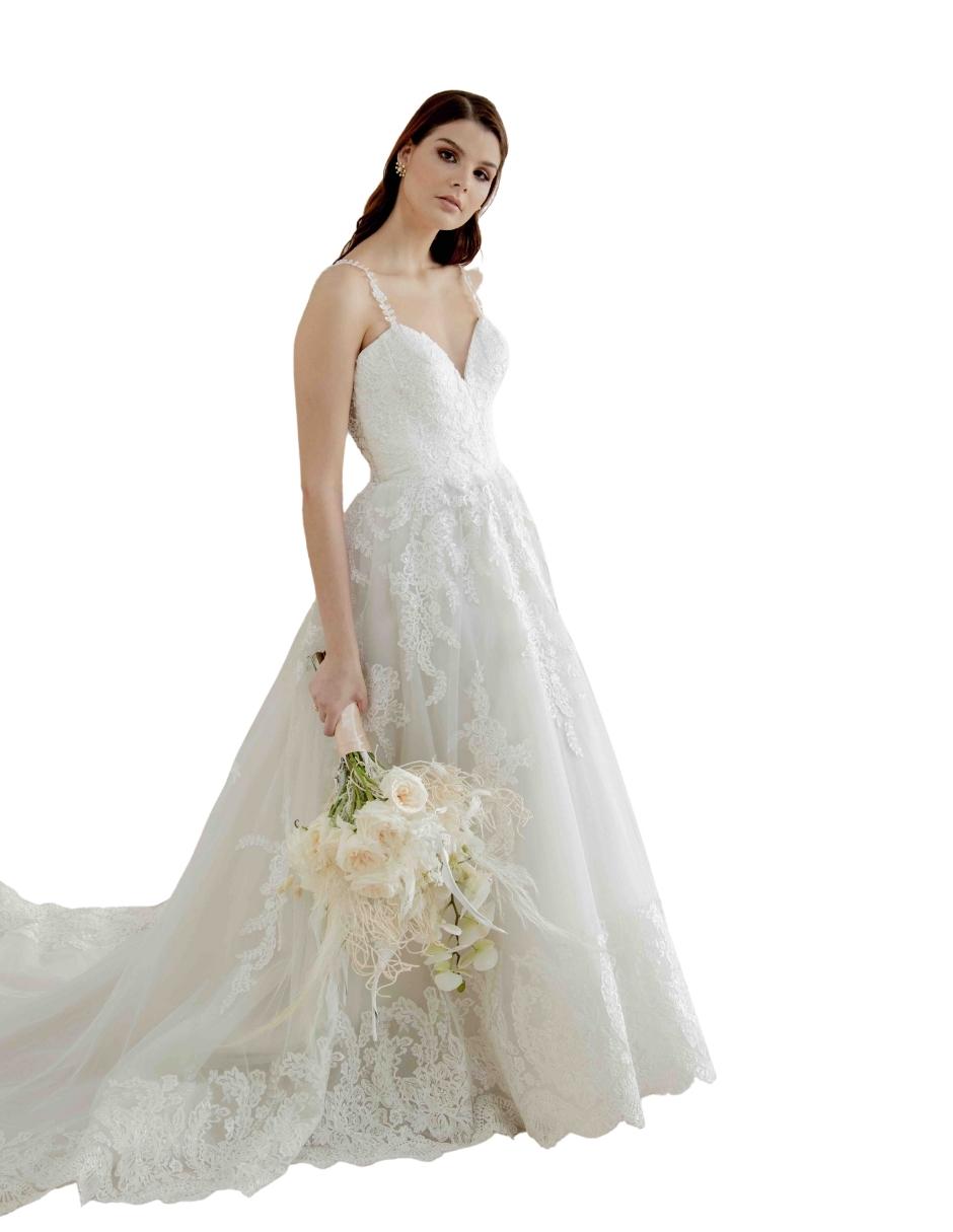 Clara vestido princesa de delicado encaje ideal para un look elegante. Escote corazón con tirantes spaghetti de encaje. Espalda baja espectacular.