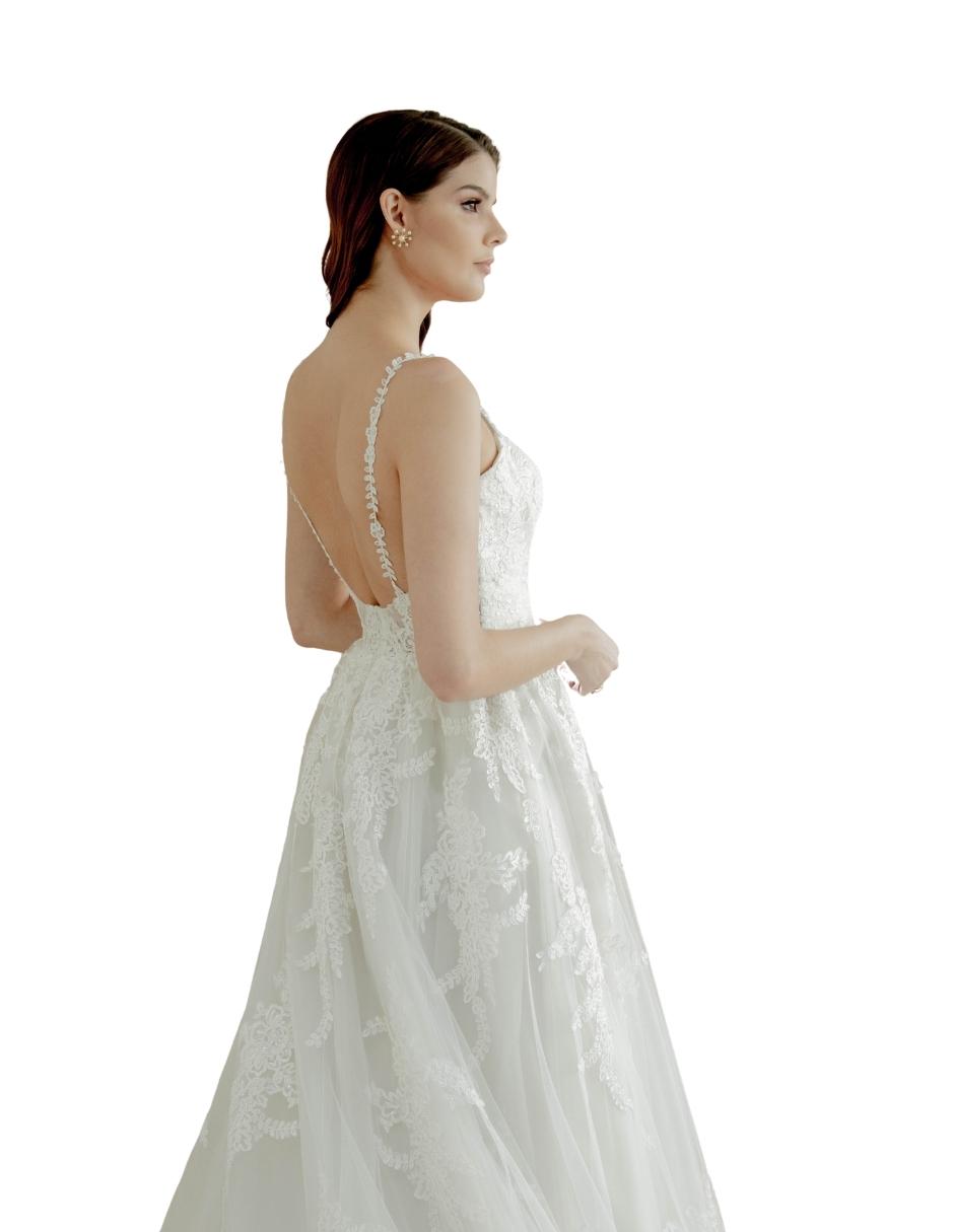 Clara vestido princesa de delicado encaje ideal para un look elegante. Escote corazón con tirantes spaghetti de encaje. Espalda baja espectacular.