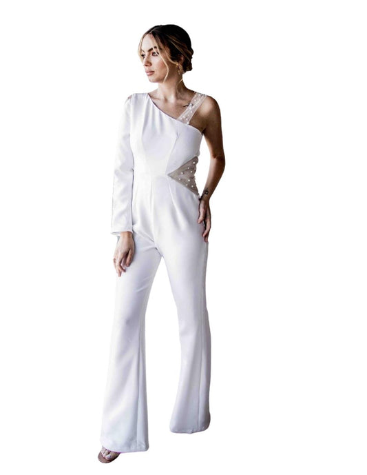Colette jumpsuit asimétrico con detalle de tul con perlas bordadas y pantalón palazzo, un look elegante que acentuará tu silueta.
