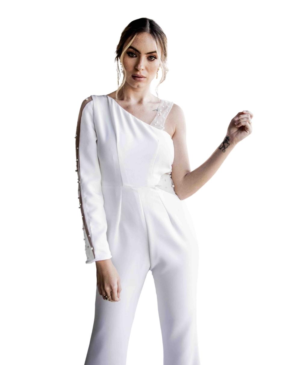 Colette jumpsuit asimétrico con detalle de tul con perlas bordadas y pantalón palazzo, un look elegante que acentuará tu silueta.