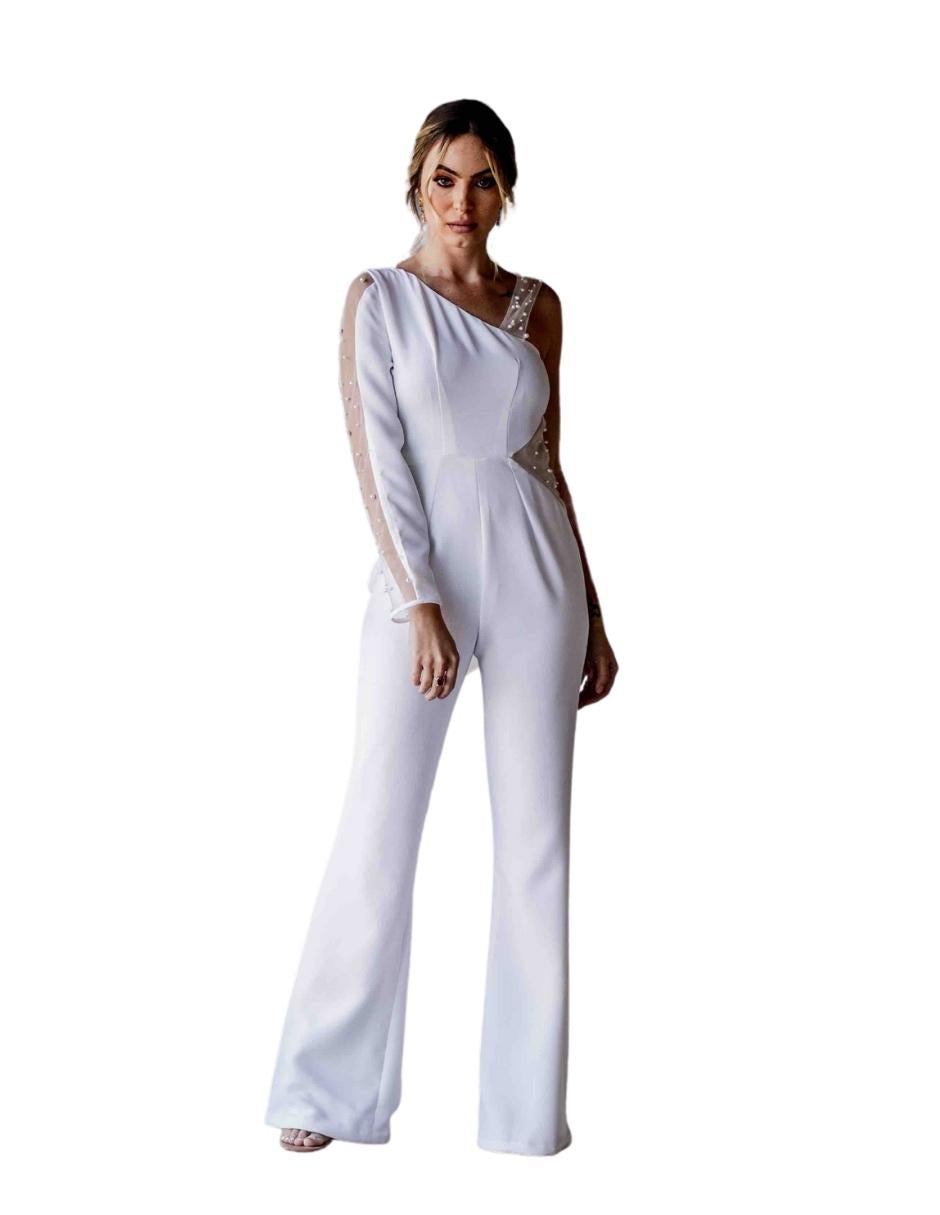 Colette jumpsuit asimétrico con detalle de tul con perlas bordadas y pantalón palazzo, un look elegante que acentuará tu silueta.