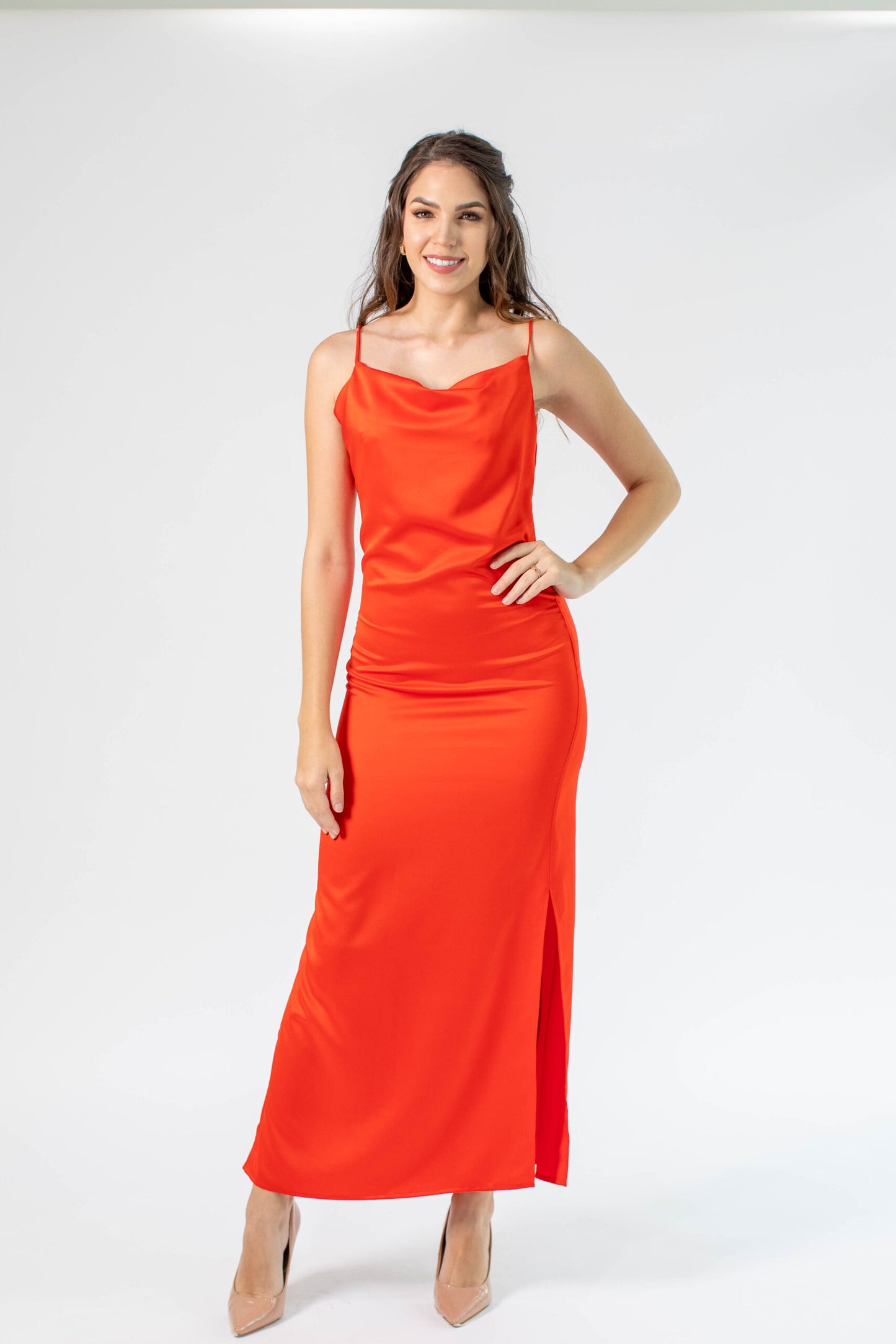 Cora vestido lencero es ligero y con un toque minimalista, con tirantes spaguetti y un escote columpio. Obten un look elegante y moderno.