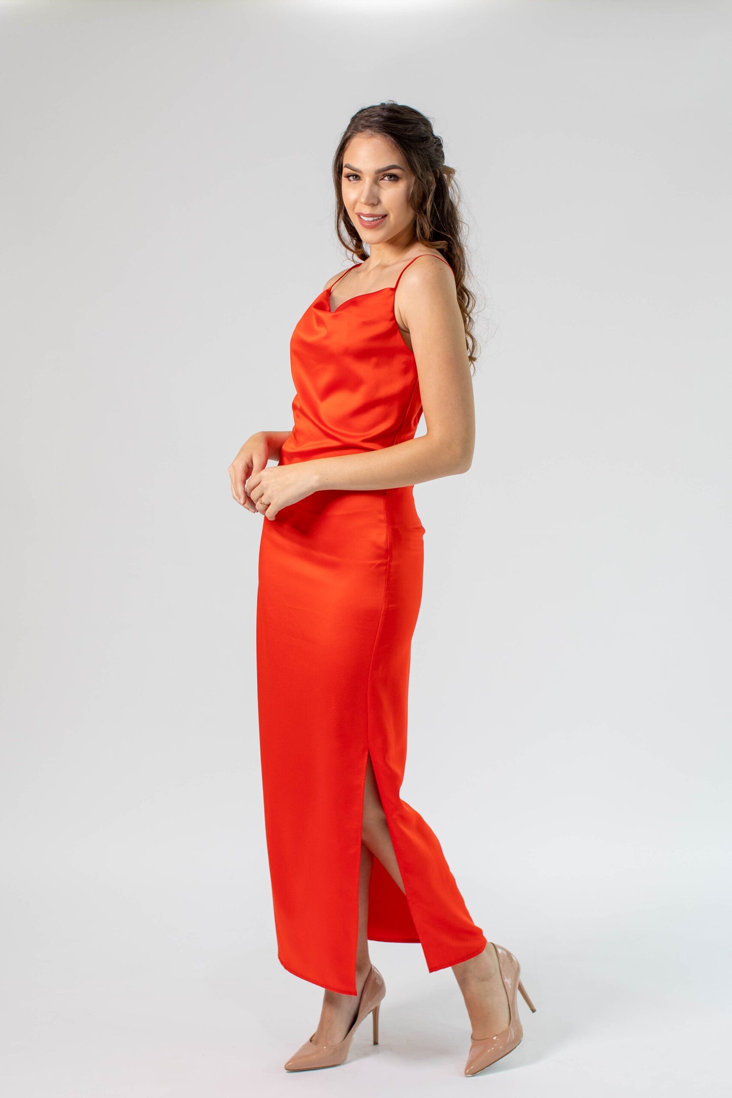 Cora vestido lencero es ligero y con un toque minimalista, con tirantes spaguetti y un escote columpio. Obten un look elegante y moderno.