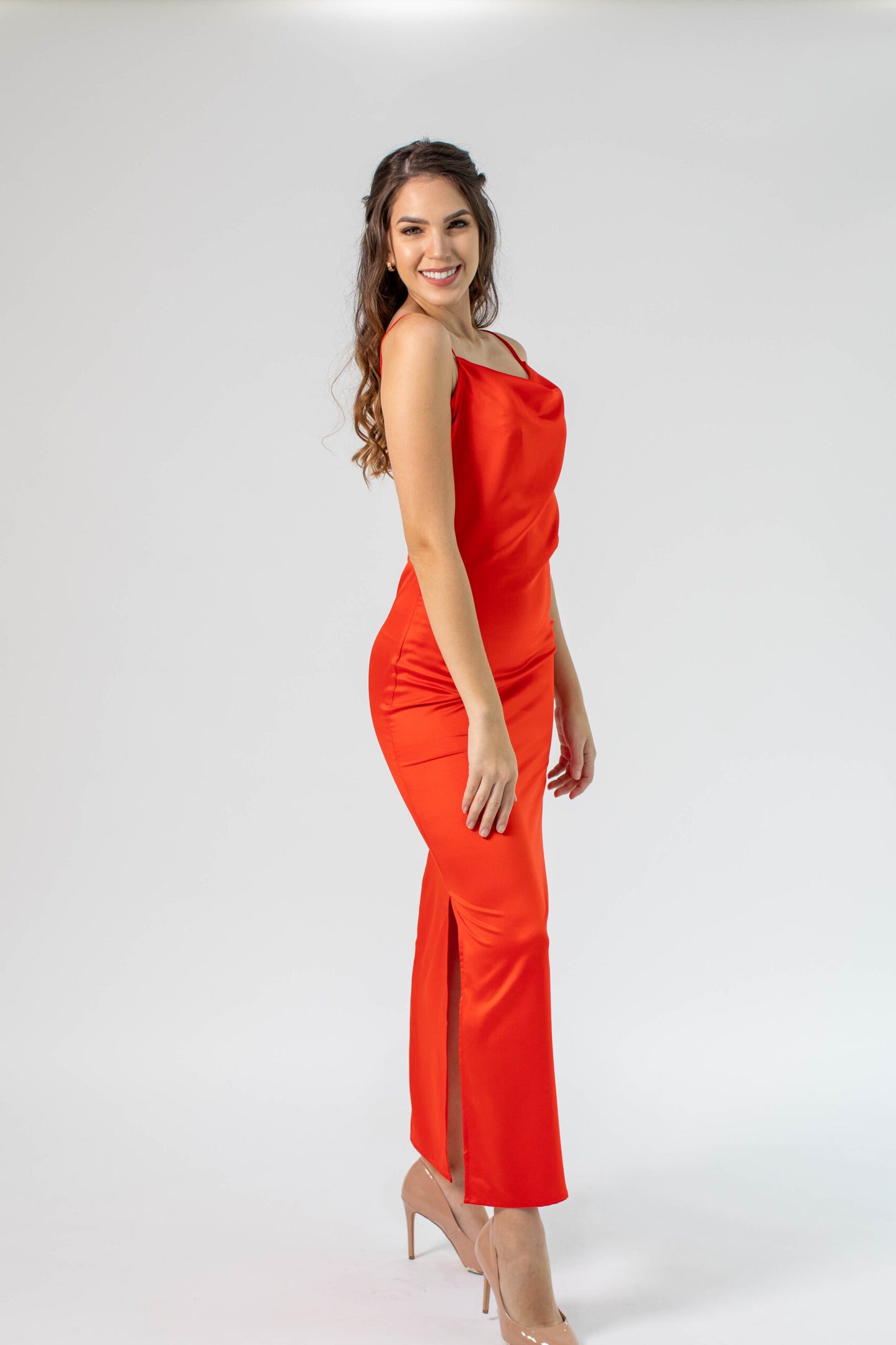 Cora vestido lencero es ligero y con un toque minimalista, con tirantes spaguetti y un escote columpio. Obten un look elegante y moderno.