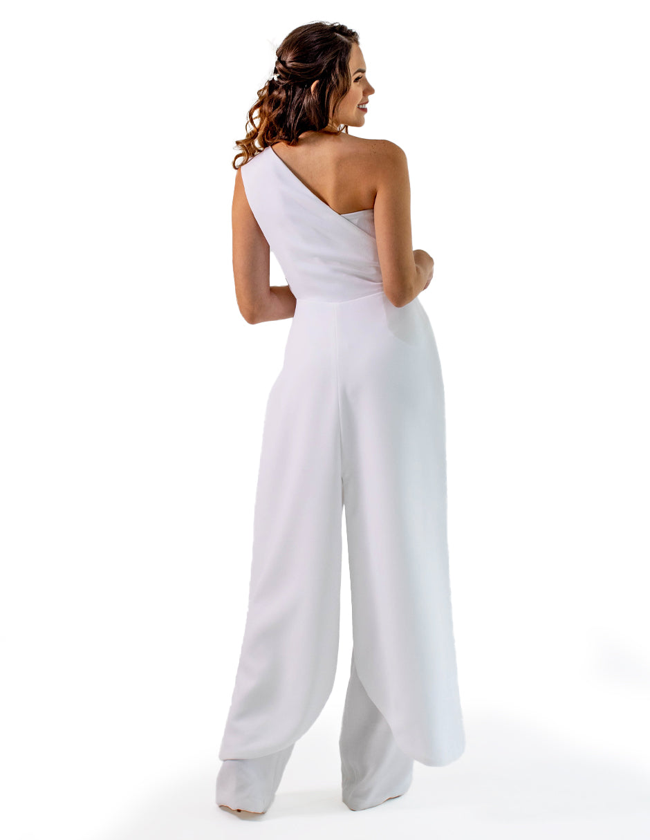 Jumpsuit para novia Becca con diseño strapless y pantalón recto. Chaque desmontable asimétricos de un hombro. Look ideal para boda civil.