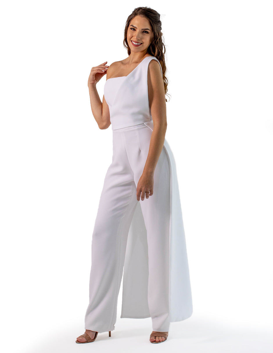 Jumpsuit para novia Becca con diseño strapless y pantalón recto. Chaque desmontable asimétricos de un hombro. Look ideal para boda civil.