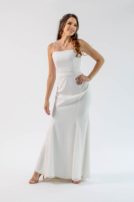 Valeria vestido minimalista con largo corte recto y escote cuadrado que resalta la silueta decorado con delicados tirantes spaguetti.