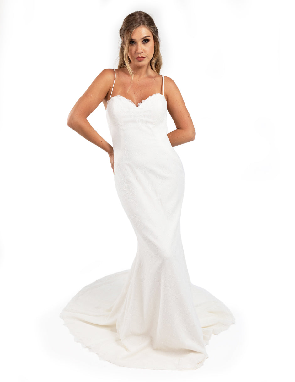 Eliana vestido sirena strapless con sensual escote corazón, espalda descubierta. Ideal para un look sensual y atrevido.