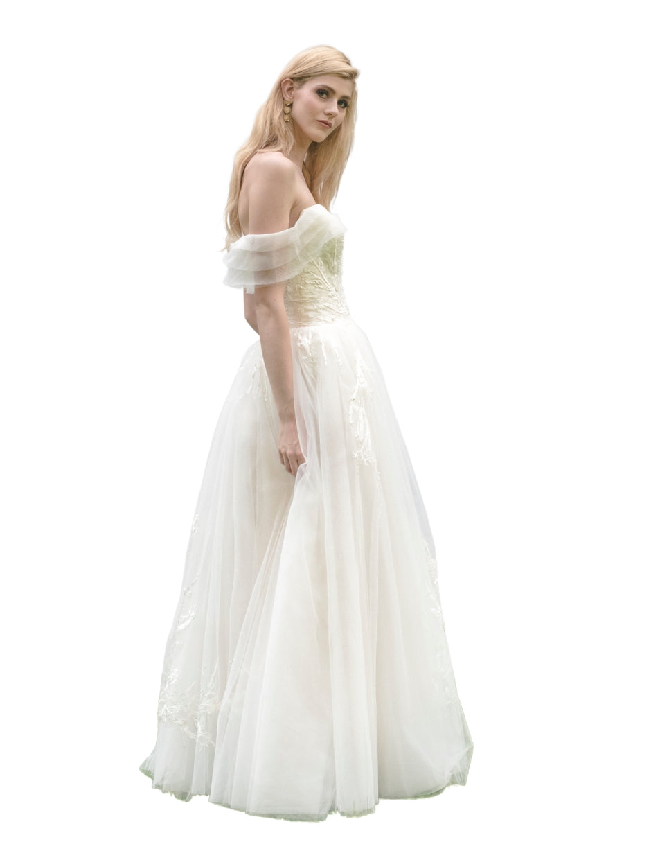Atala vestido princesa con detalle en mangas. Fina pedrería y encaje bordado. Espectacular vestido romántico ideal para una boda elegante