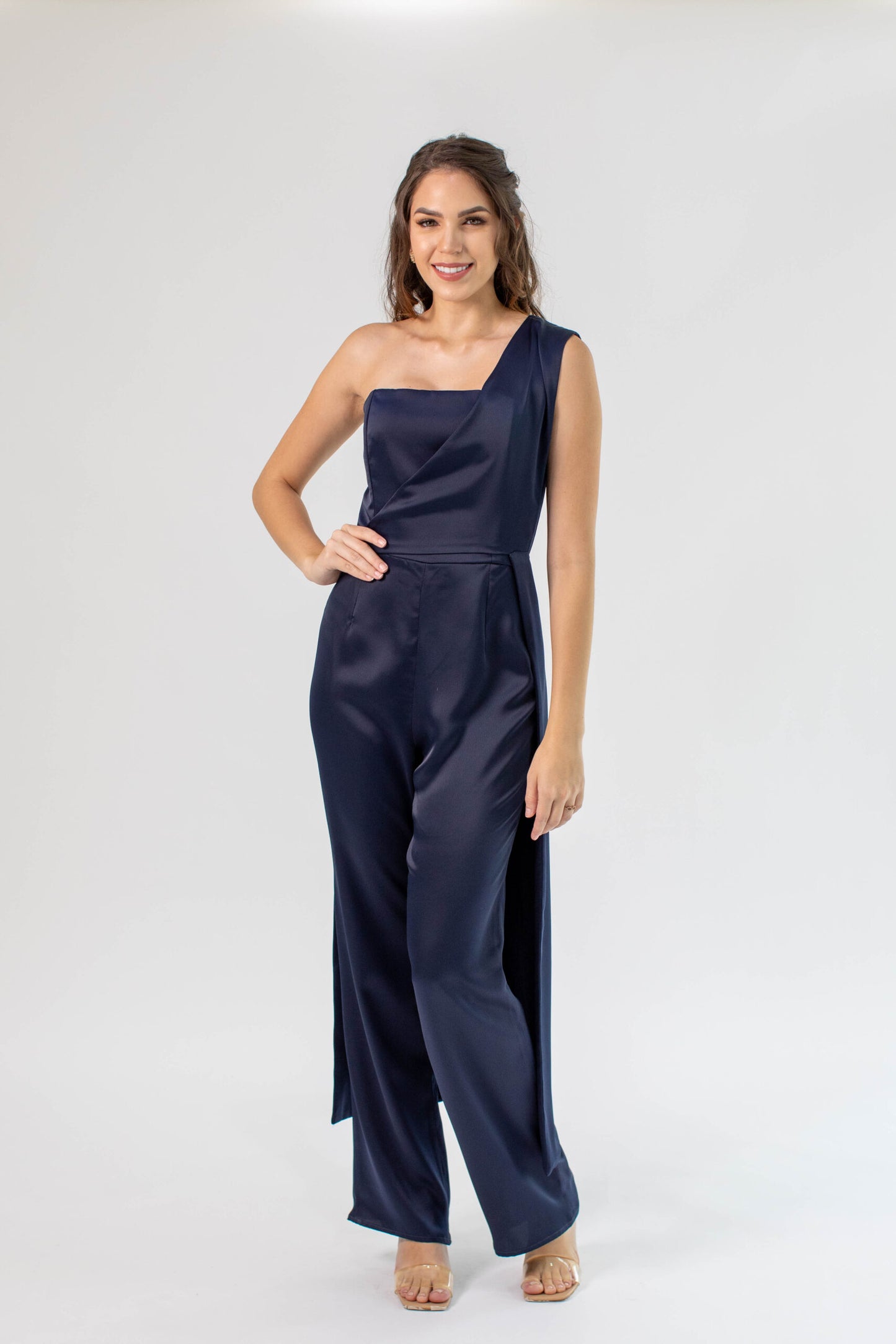 Becca jumpsuit de fiesta strapless con pantalón recto. Chaqué asimétrico desmontable. El look de invitada más fashion y en tendencia
