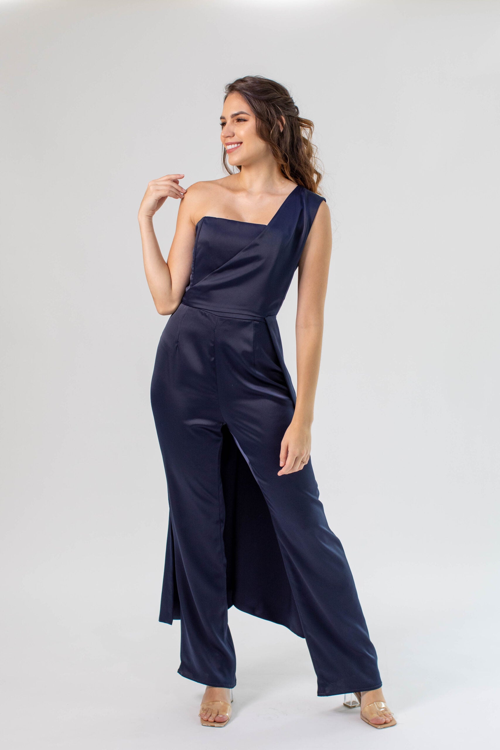 Becca jumpsuit de fiesta strapless con pantalón recto. Chaqué asimétrico desmontable. El look de invitada más fashion y en tendencia