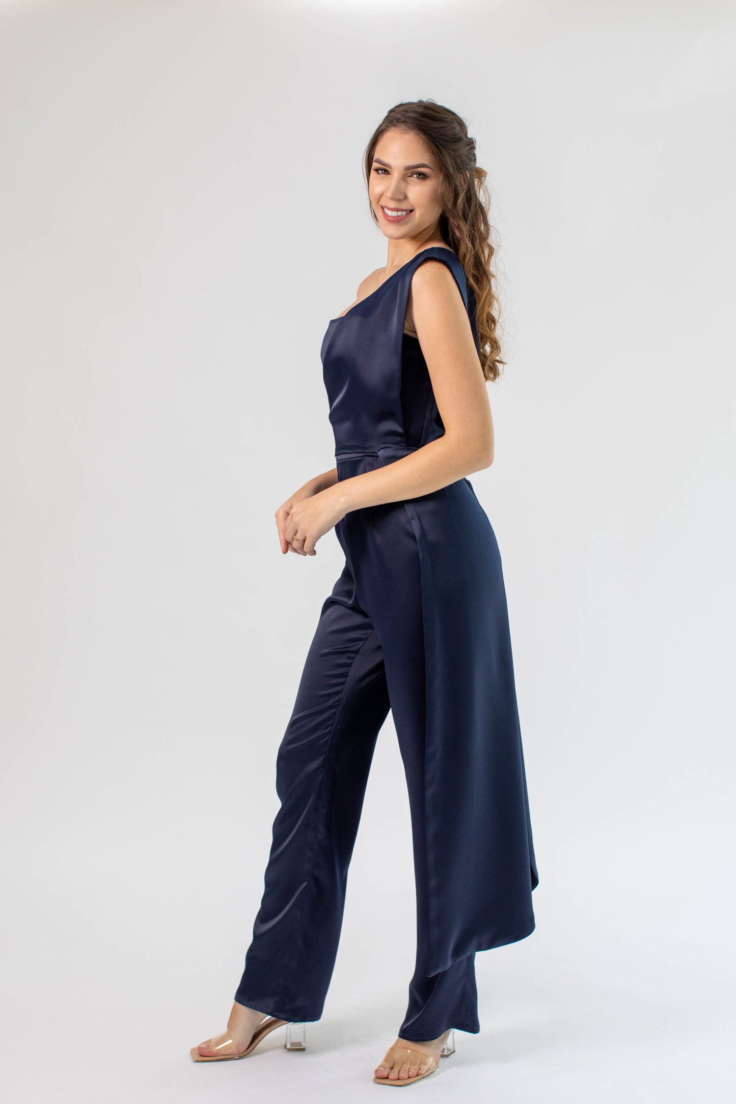 Becca jumpsuit de fiesta strapless con pantalón recto. Chaqué asimétrico desmontable. El look de invitada más fashion y en tendencia