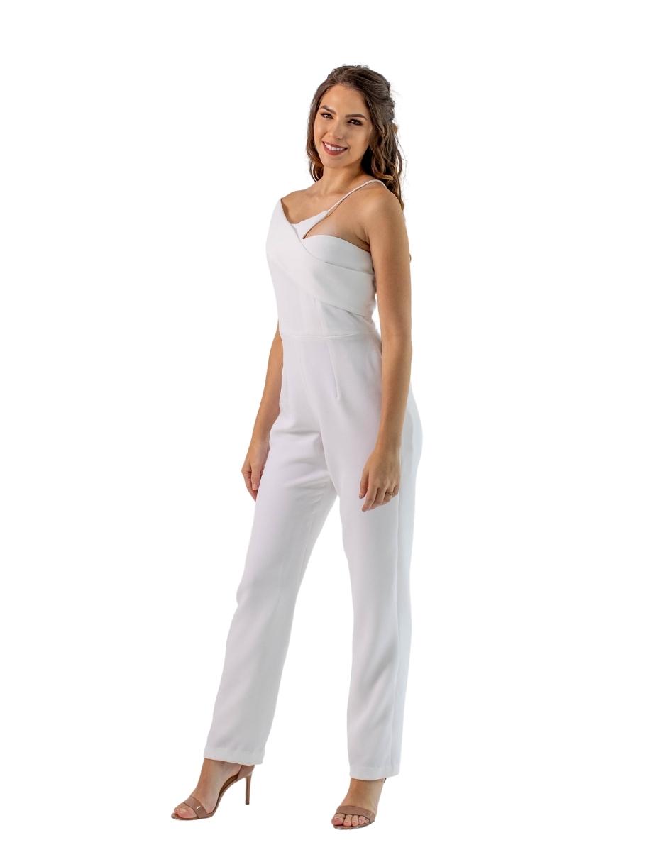 Bimba Jumpsuit asimétrico pantalón recto con top strapless decorado con cinta cruzada al hombro. Ideal para un look de novia vanguardista.