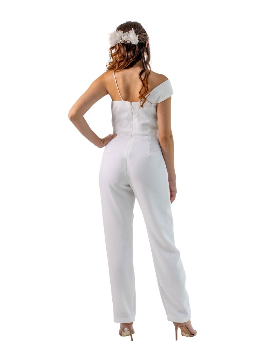 Bimba Jumpsuit asimétrico pantalón recto con top strapless decorado con cinta cruzada al hombro. Ideal para un look de novia vanguardista.