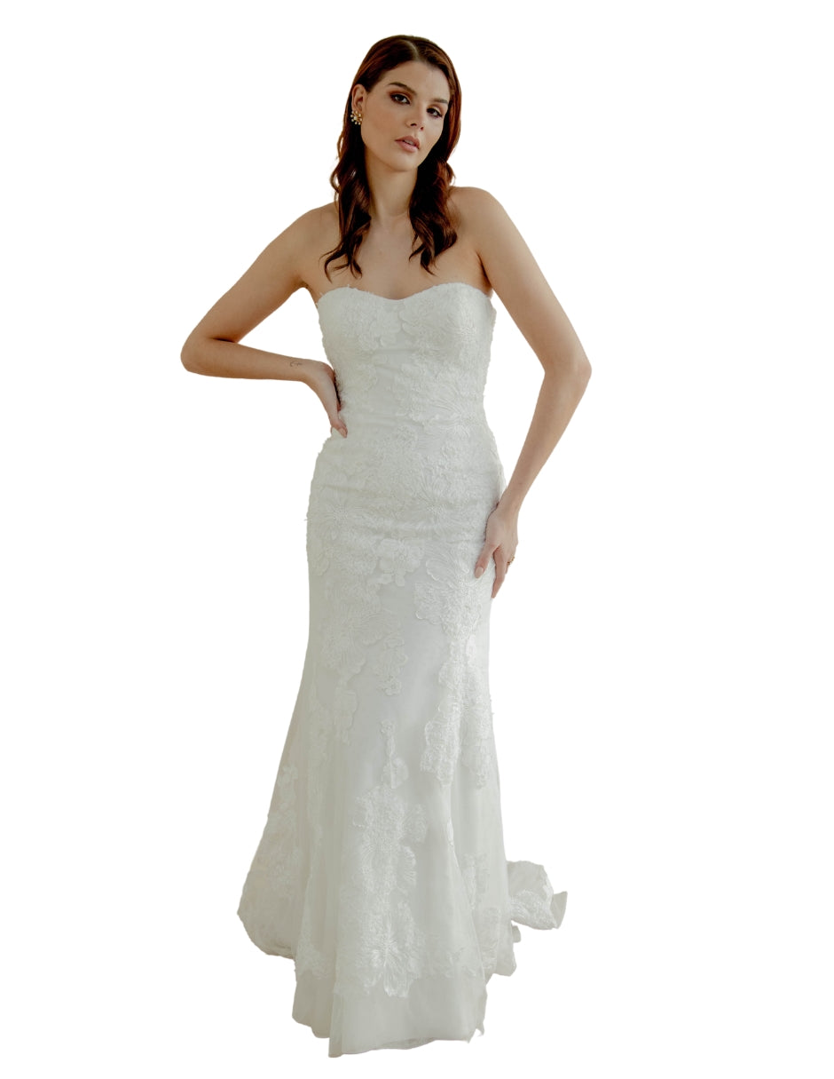 Caeli vestido falda de encaje desmontable. Silueta sirena, strapless con escote romántico corazón. Encaje de algodón, enmarca la silueta.
