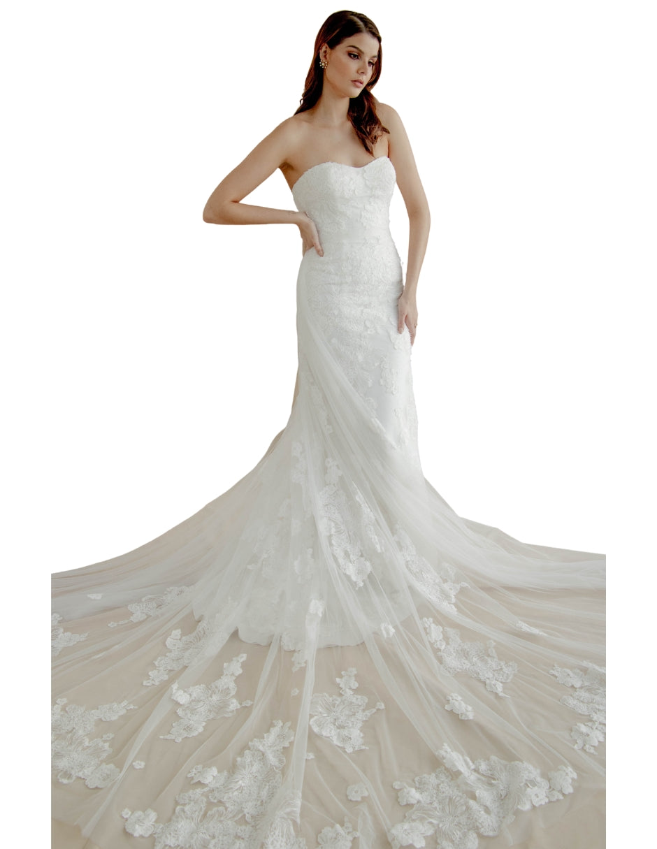 Caeli vestido falda de encaje desmontable. Silueta sirena, strapless con escote romántico corazón. Encaje de algodón, enmarca la silueta.