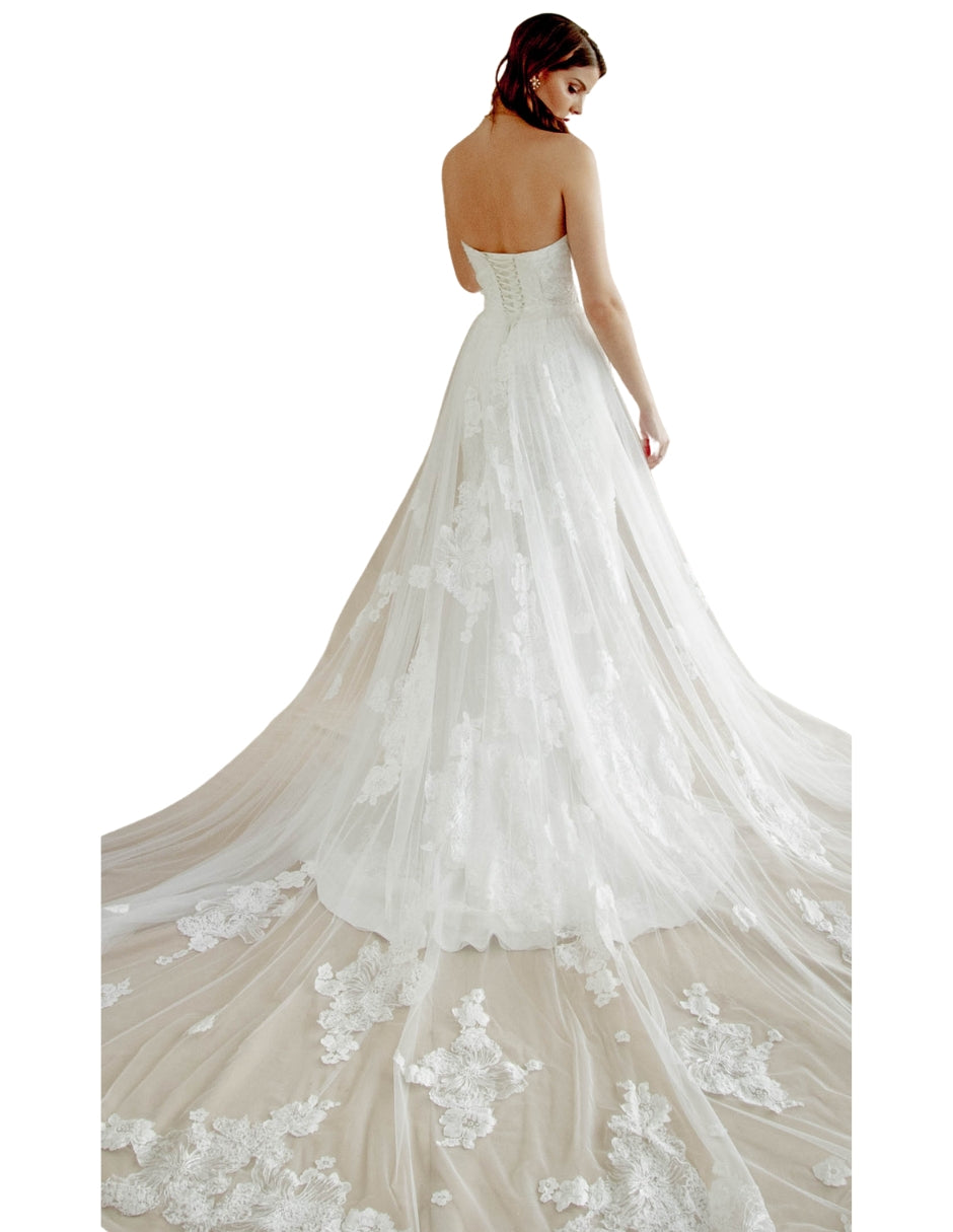 Caeli vestido falda de encaje desmontable. Silueta sirena, strapless con escote romántico corazón. Encaje de algodón, enmarca la silueta.