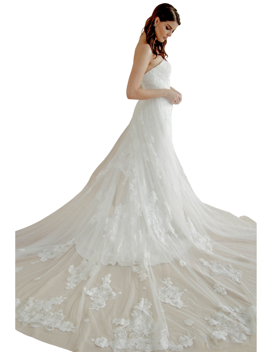 Caeli vestido falda de encaje desmontable. Silueta sirena, strapless con escote romántico corazón. Encaje de algodón, enmarca la silueta.