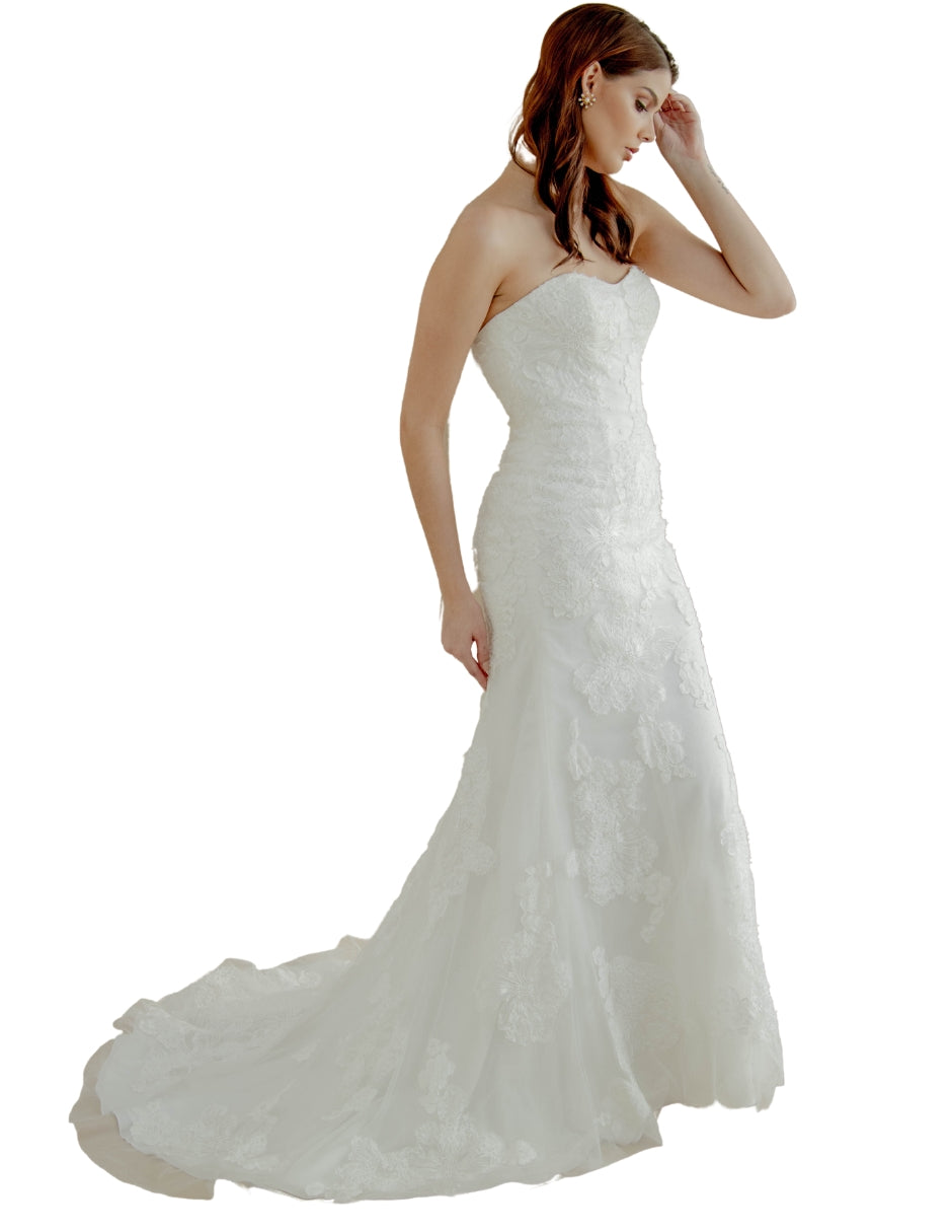 Caeli vestido falda de encaje desmontable. Silueta sirena, strapless con escote romántico corazón. Encaje de algodón, enmarca la silueta.
