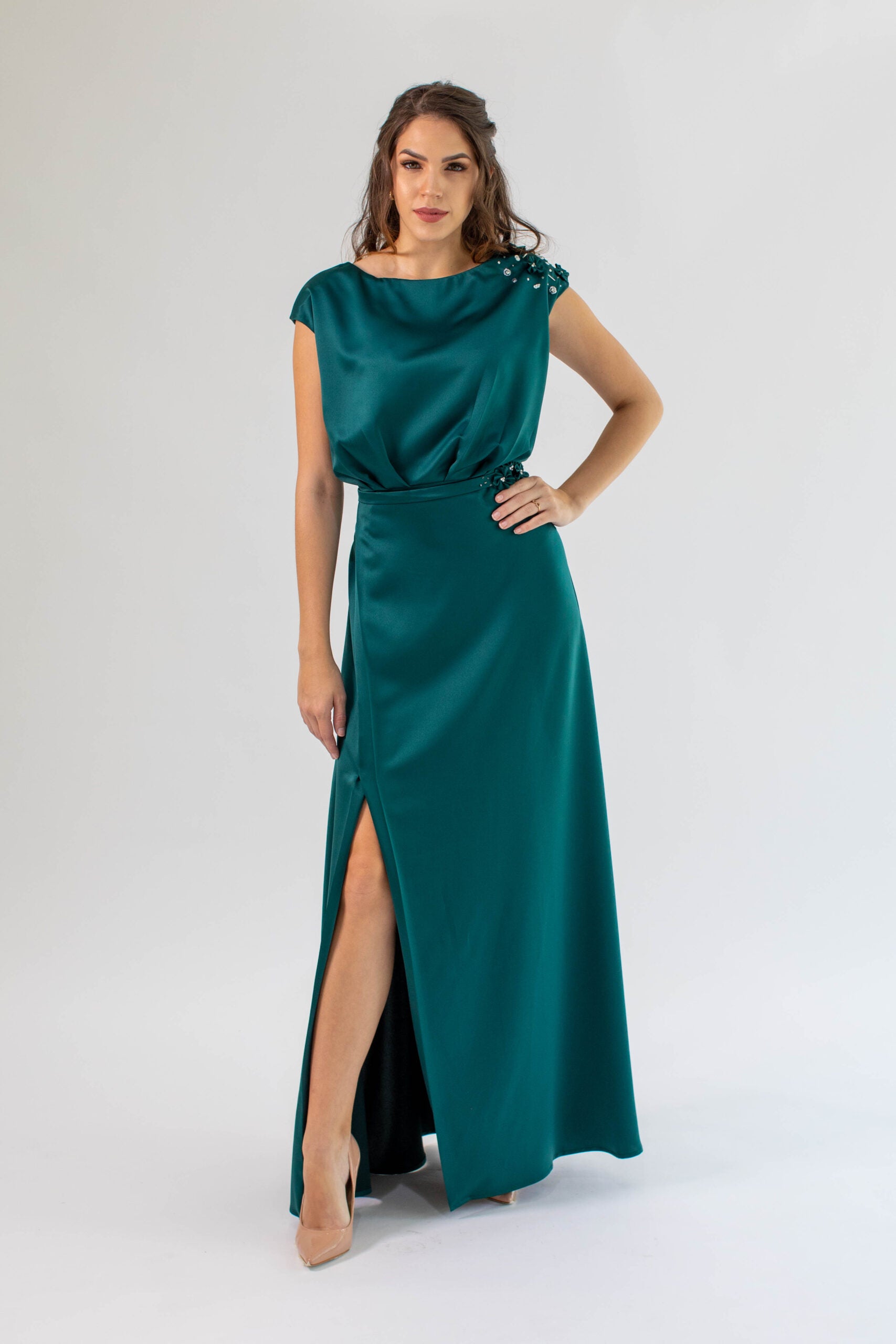 Celina vestido abertura lateral en falda, top fluido con manga japonesa y detalle bordado en hombro. El look ideal para una invitada elegante