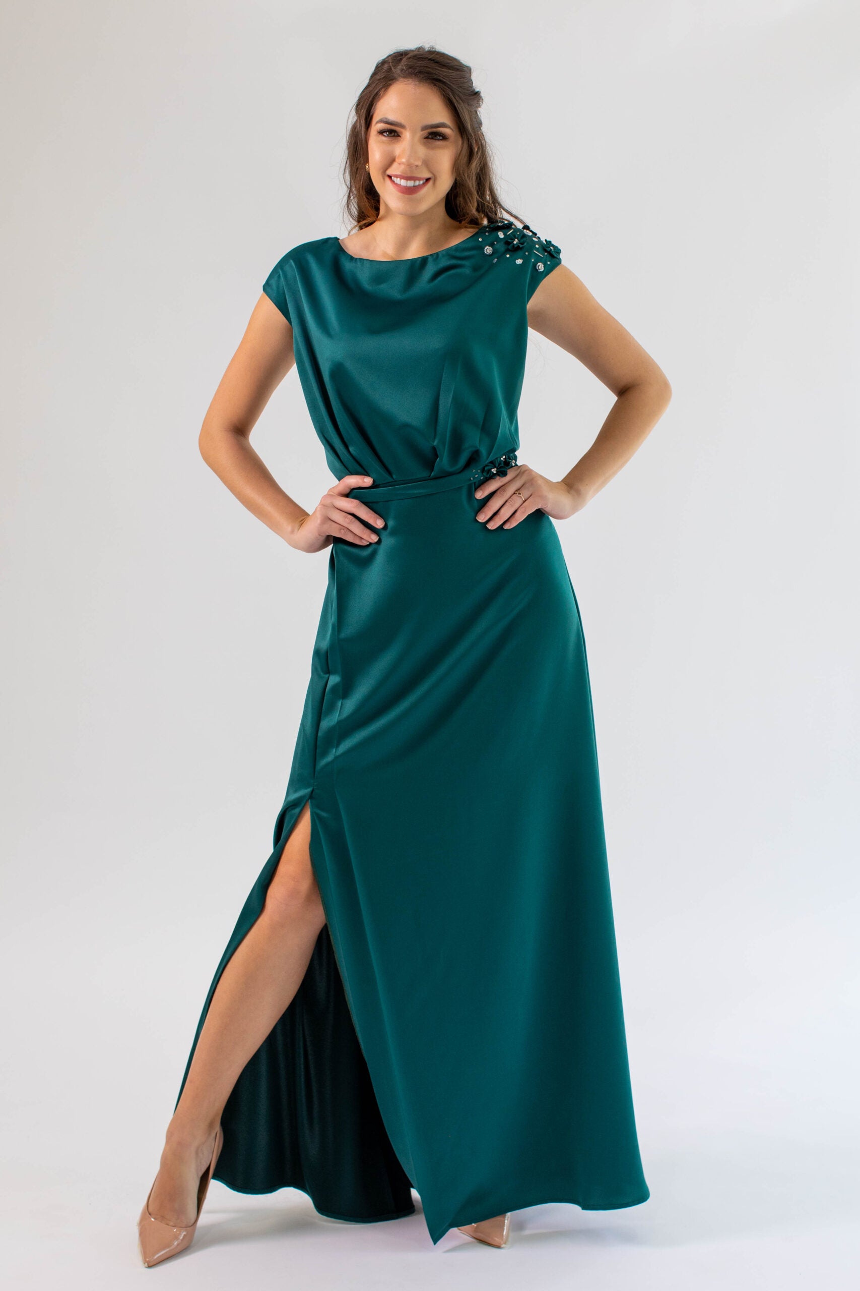 Celina vestido abertura lateral en falda, top fluido con manga japonesa y detalle bordado en hombro. El look ideal para una invitada elegante
