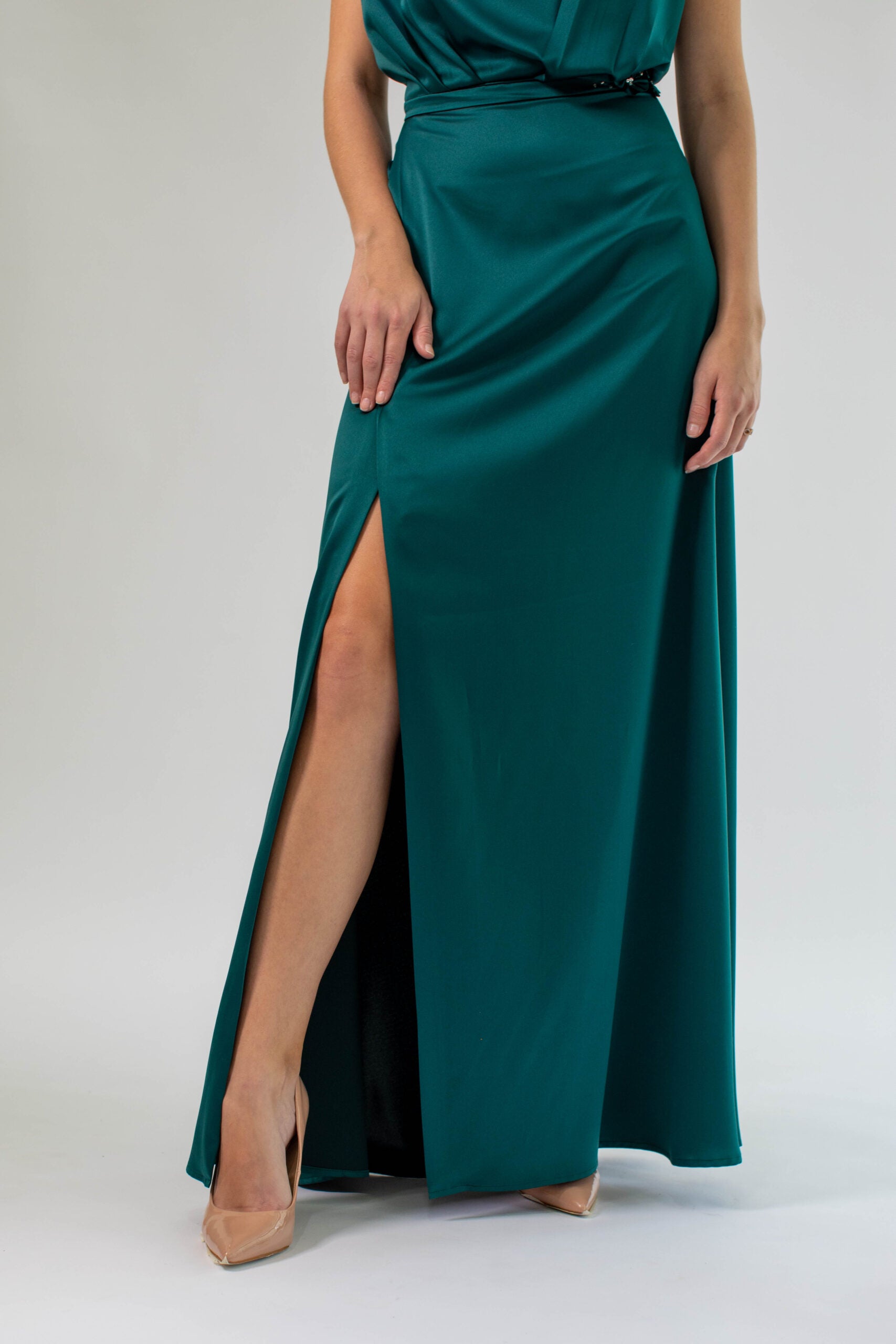 Celina vestido abertura lateral en falda, top fluido con manga japonesa y detalle bordado en hombro. El look ideal para una invitada elegante