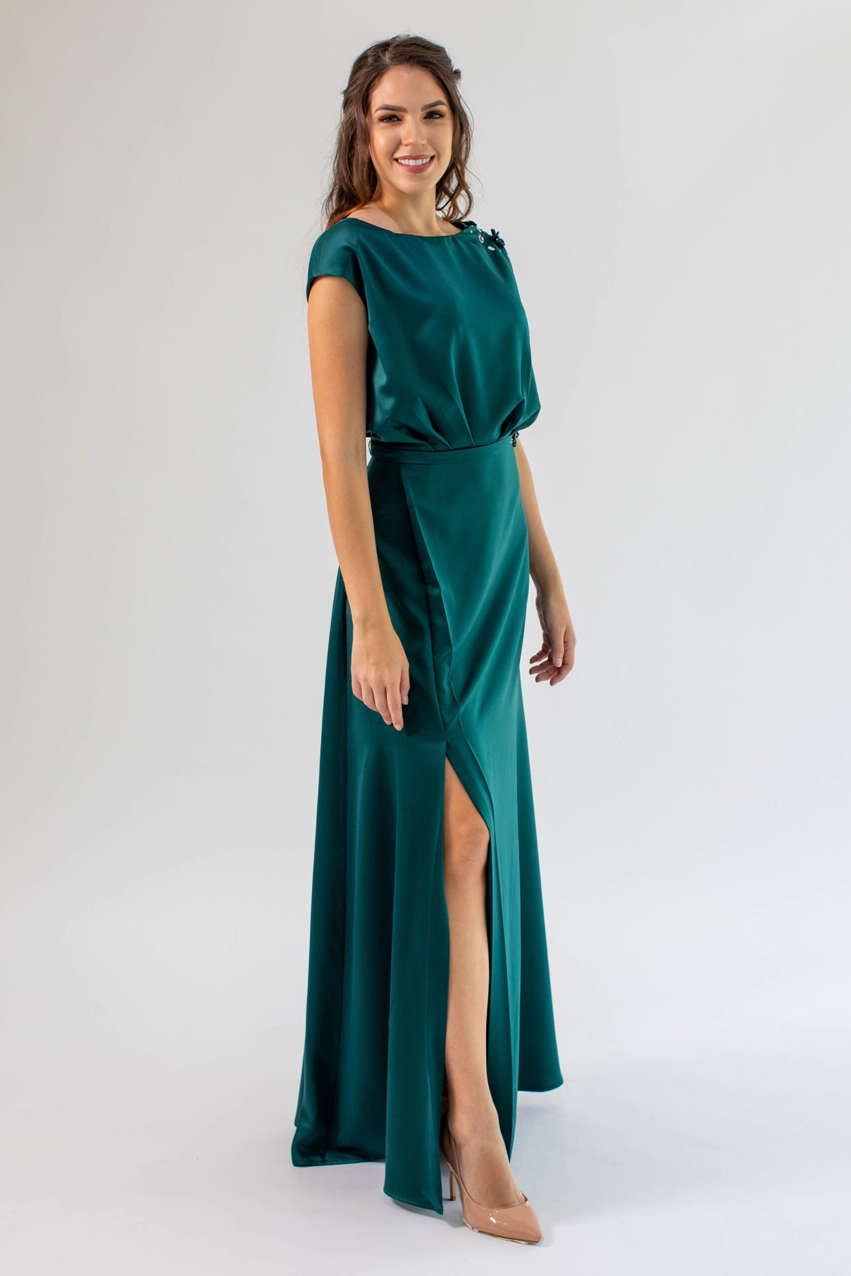 Celina vestido abertura lateral en falda, top fluido con manga japonesa y detalle bordado en hombro. El look ideal para una invitada elegante