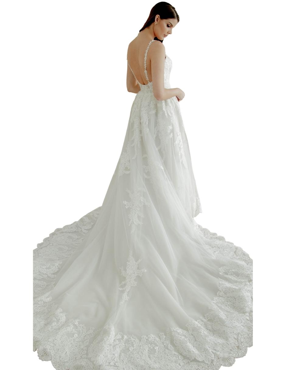 Clara vestido princesa de delicado encaje ideal para un look elegante. Escote corazón con tirantes spaghetti de encaje. Espalda baja espectacular.