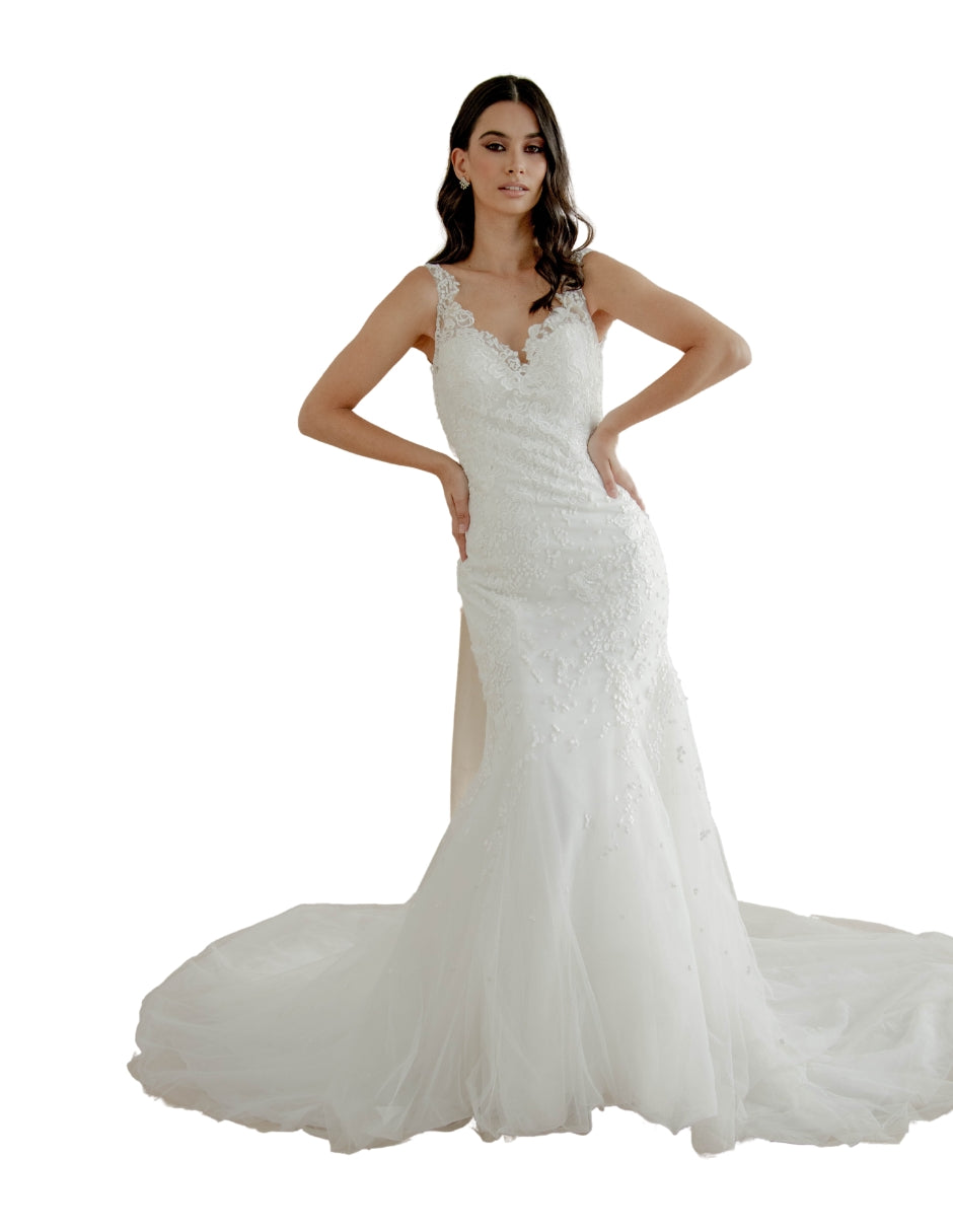 Columba vestido escote profundo. Silueta sirena, escote romántico, de delicado encaje bordado un diseño que enmarca la silueta.