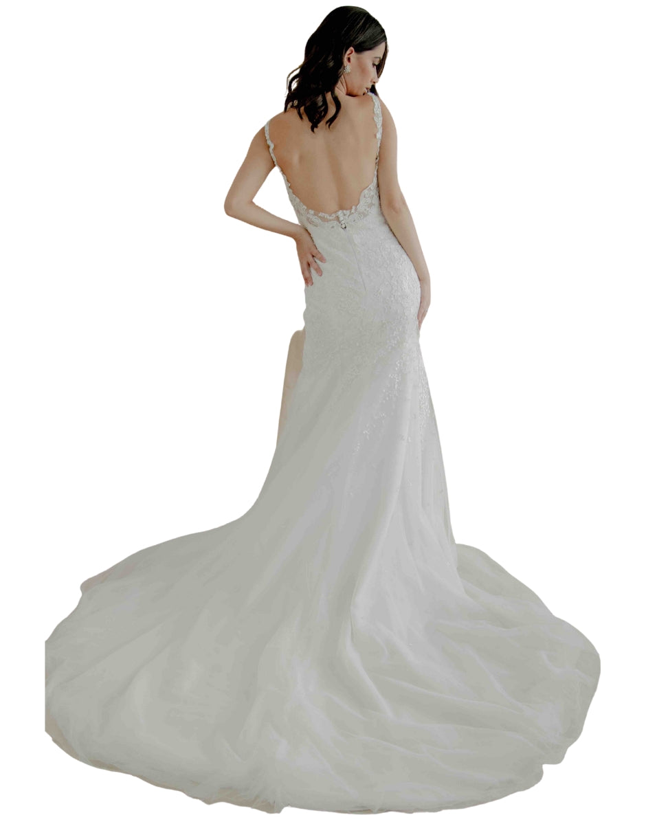 Columba vestido escote profundo. Silueta sirena, escote romántico, de delicado encaje bordado un diseño que enmarca la silueta.