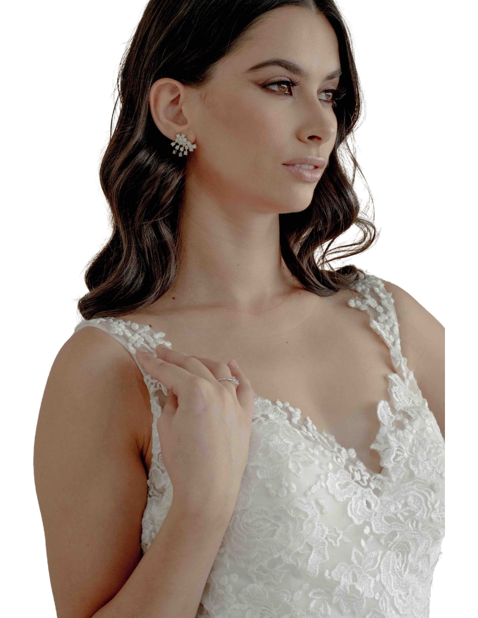 Columba vestido escote profundo. Silueta sirena, escote romántico, de delicado encaje bordado un diseño que enmarca la silueta.
