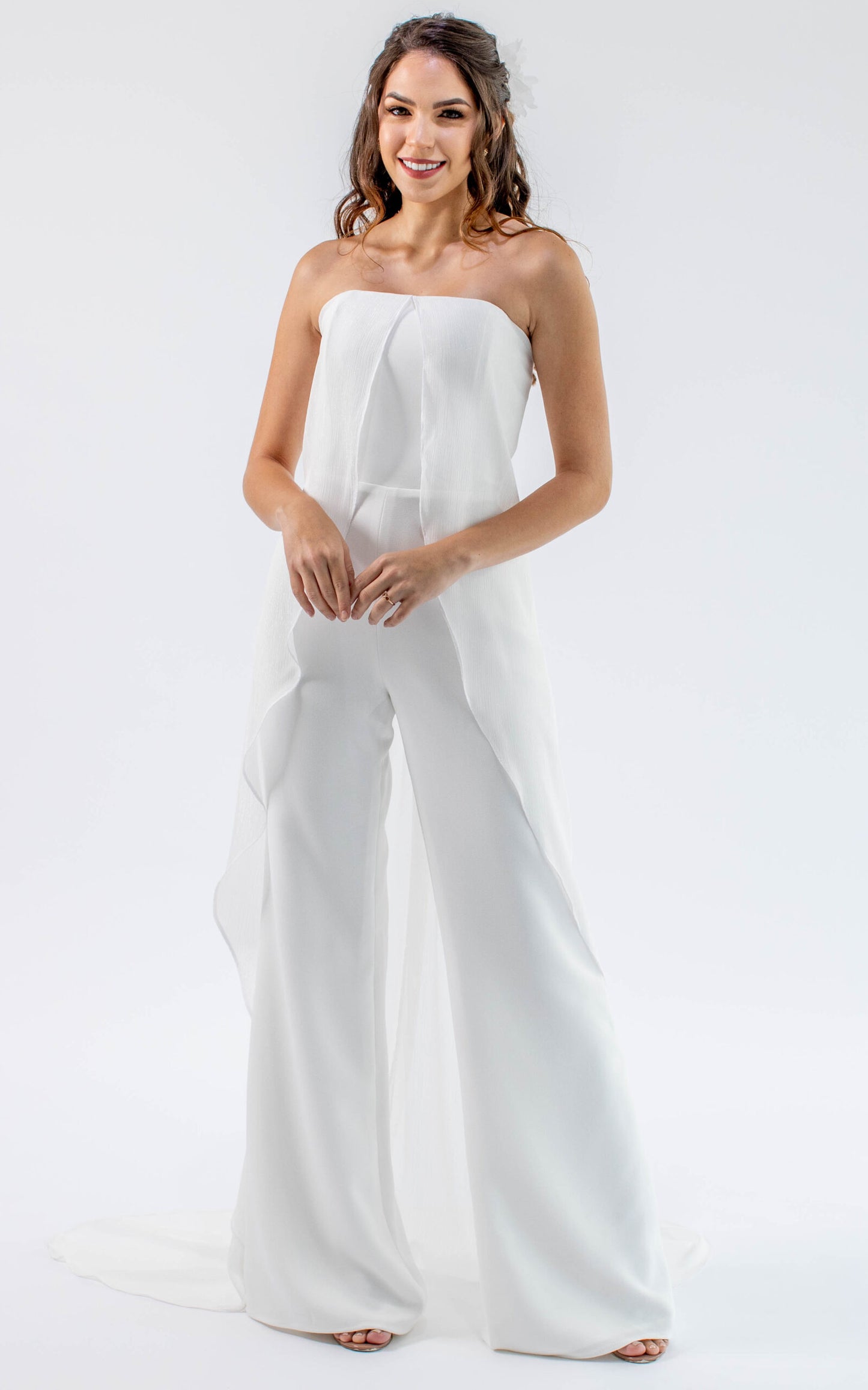 Jumpsuit Dalia con capa con top strapless y pantalón campana. Capa de tul sedoso que te dará un look femenino y especial en tu boda.