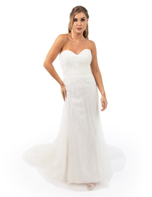 Francis vestido encaje floral strapless con escote corazón para un look romántico. Falda recta con cauda corta y encaje floral.